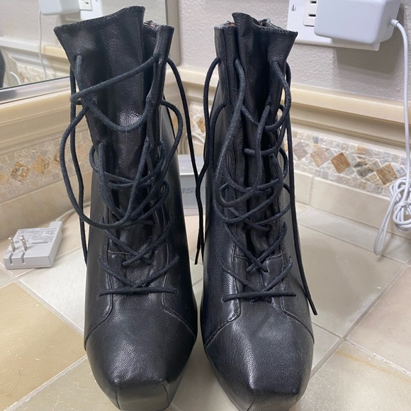 Betsey Johnson bootie with platform. - Picture 3 of 7